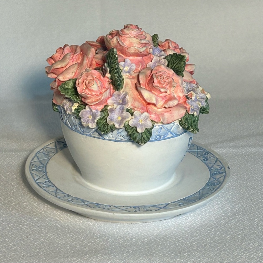 Avon Musical Blue & White Ceramic Teacup w/Pink Roses 3”x3.5” Battery included
